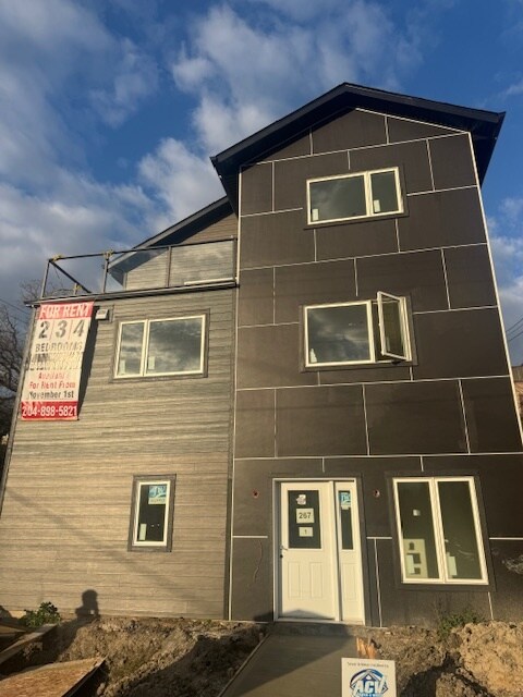 Building Photo - 267 Traverse Av