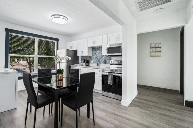 Photo - 209 W Gladys St Apartment