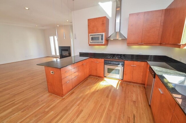 Building Photo - Stylish Corner Townhome Steps from Parks, Dining & Shopping