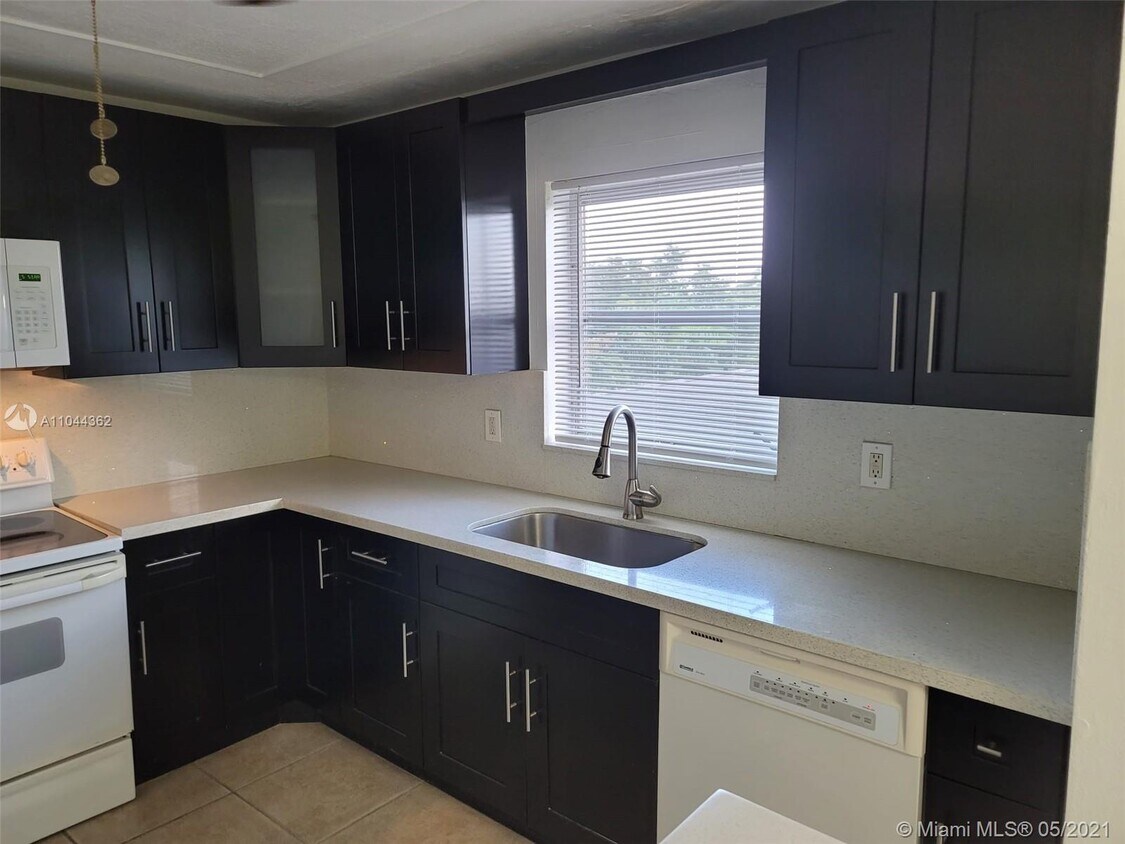 Primary Photo - 300 S Luna Ct