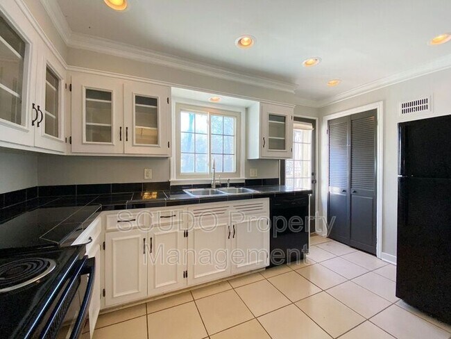 Building Photo - 6119 Delmar St