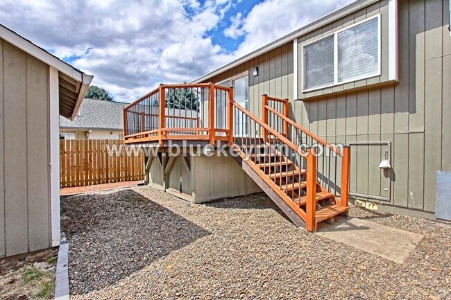 Building Photo - 4 Bed, 2 Bath Home in Well Established Nei...