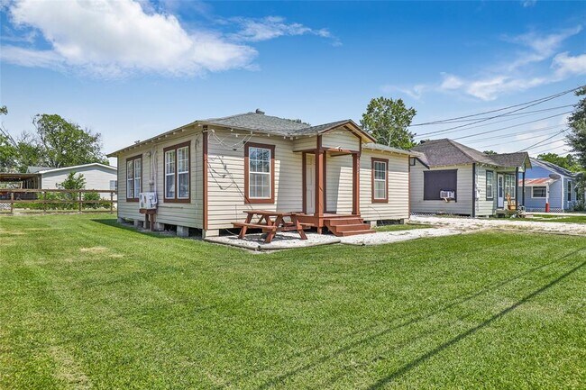 Building Photo - 16424 Waverly Dr