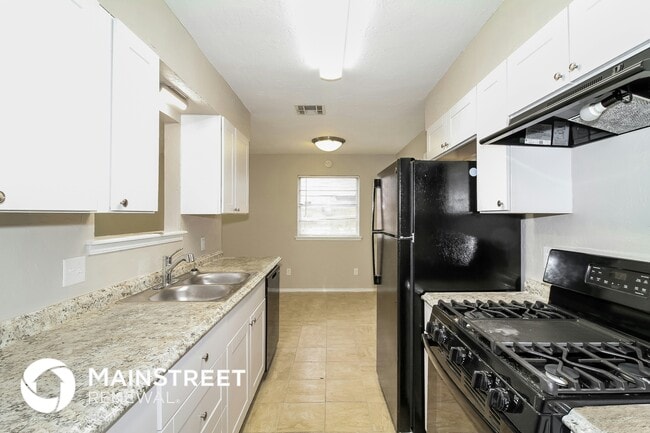 Building Photo - 813 Hampton Rd