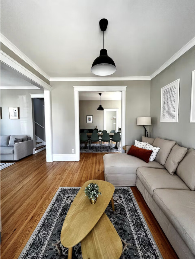 Foto del edificio - 2867 E 77th St