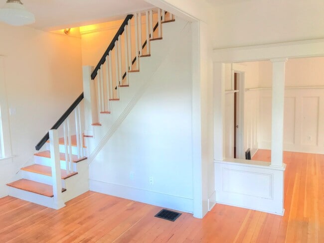 Foto del edificio - Vernon Craftsman Nestled into a Rare Dead-end with Bonus Entertainment Room