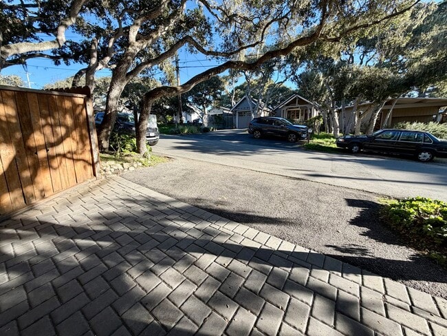 Foto del edificio - Unique 2 bedroom 2 bath home in Pacific Grove!