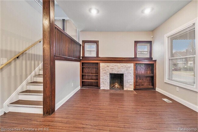 Building Photo - 724 Calvert Ave