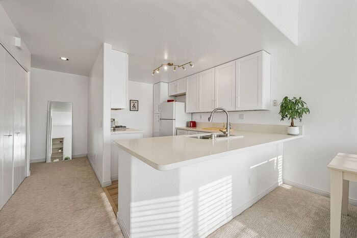 Foto principal - Thoughtfully Remodeled Condo W/ Attached G...