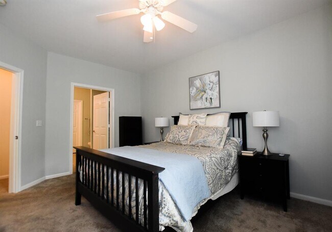 Building Photo - 2815 Kings Crossing Dr