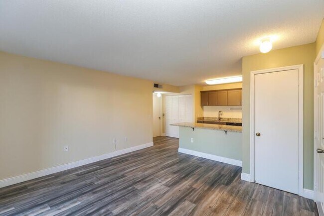 Building Photo - 9481 Highland Oak Dr