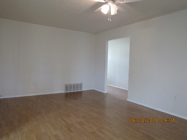 Building Photo - Great home located in Carriage Hills,