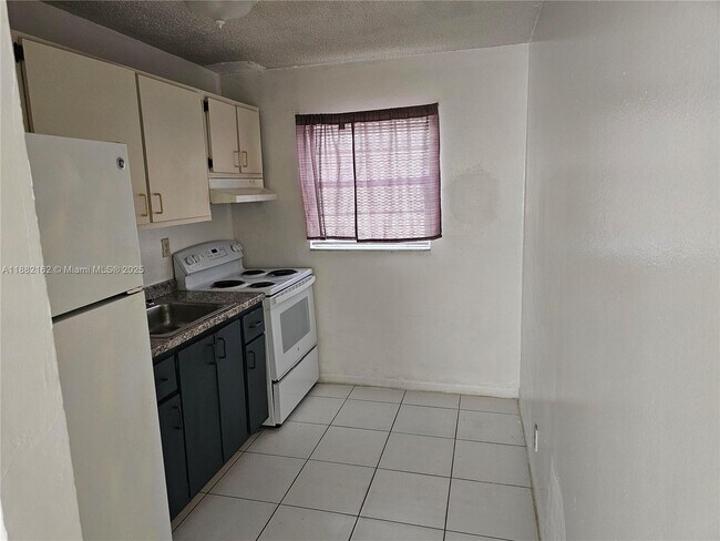 Foto del edificio - 2441 NW 8th Pl