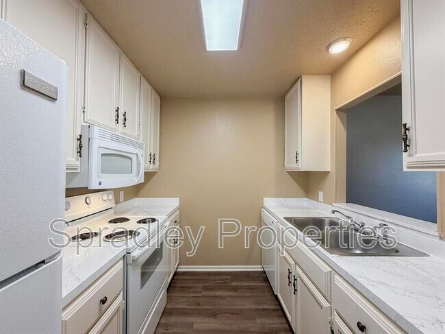 Building Photo - 3701 Ivanhoe Dr