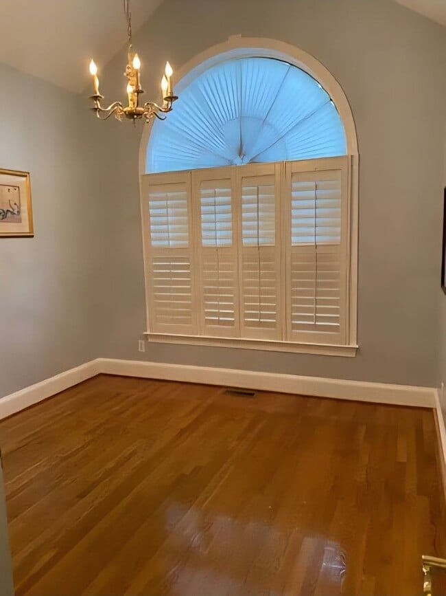 Foto del edificio - 3-bedroom, 2-bathroom home located in Gree...