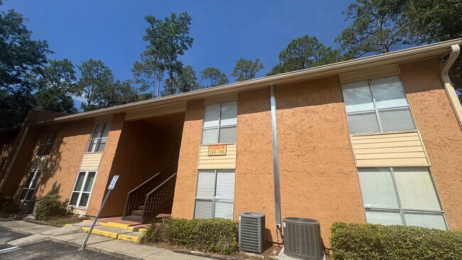 Building Photo - Park Like Setting - Spacious Condo!