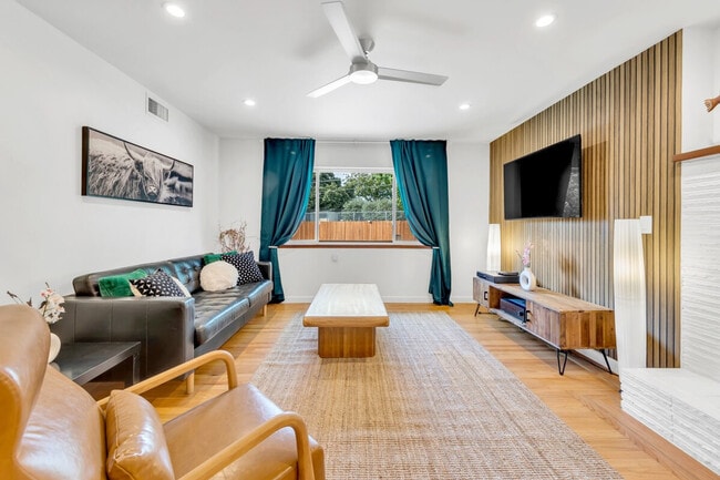 Foto del edificio - 6836 S Land Park Dr