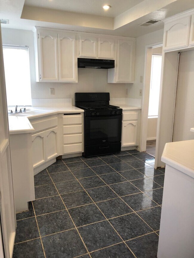 Building Photo - Spacious 4BD/3BTH Home For Lease in Moreno...