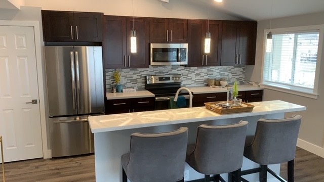 Cocina gourmet con barra - Highridge Apartment Homes