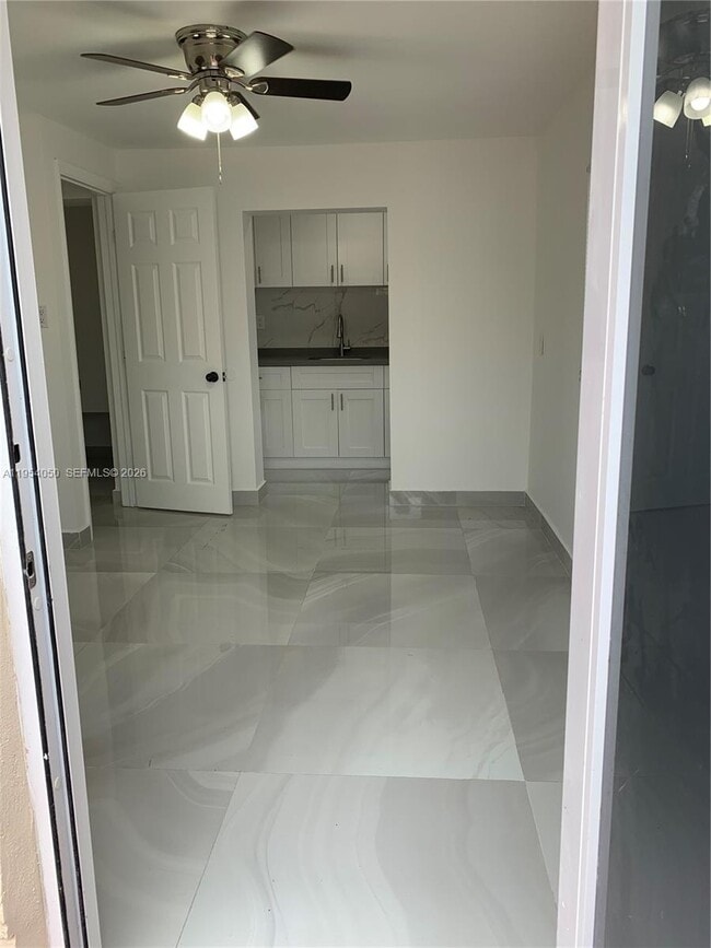 Foto del edificio - 707 NE 15th St