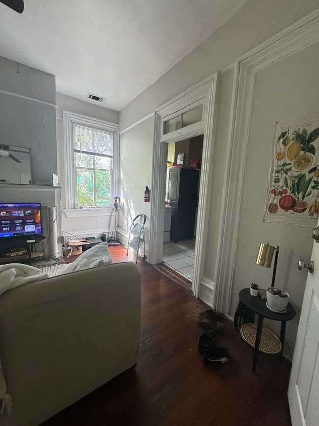 Building Photo - Large Three Bedroom Apartment - Downtown