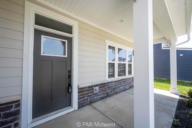Building Photo - "Spacious 5-Bedroom Retreat with 2.5 Baths...