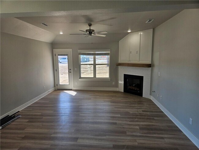 Building Photo - 303 Phyllis Farm Rd