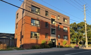 Building Photo - 611 Concession St