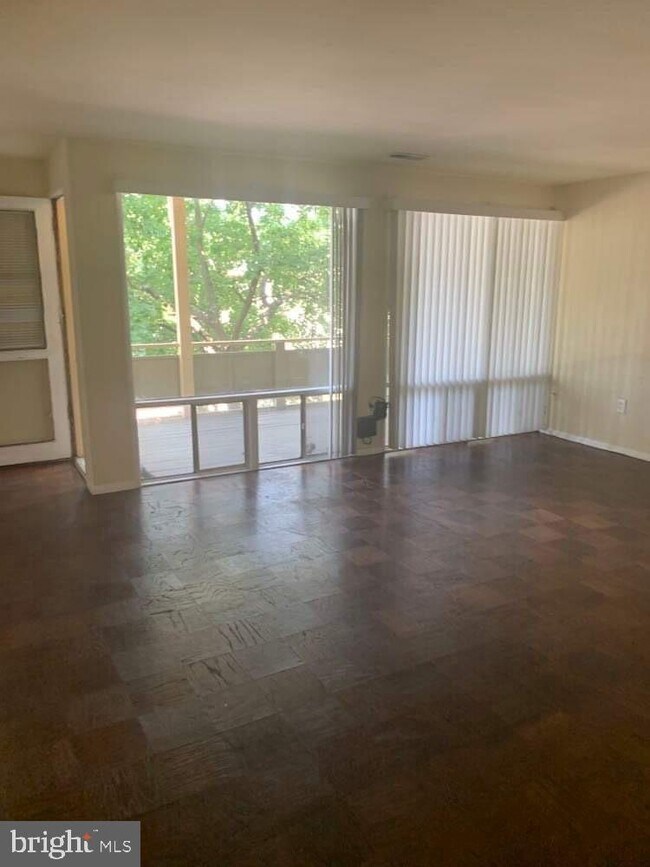 Foto del edificio - 7328 Donnell Pl