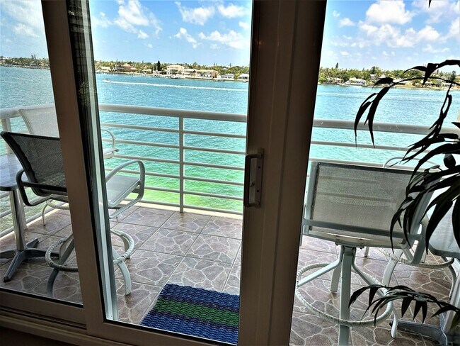 Building Photo - Gorgeous Updated Waterfront 2/2 Unfurnishe...