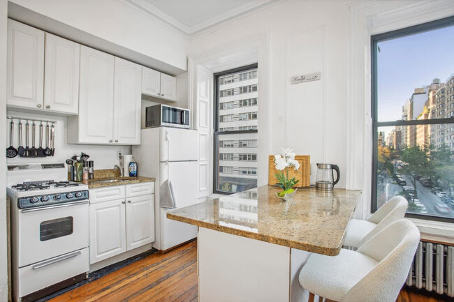 Foto del edificio - 300 E 69th St