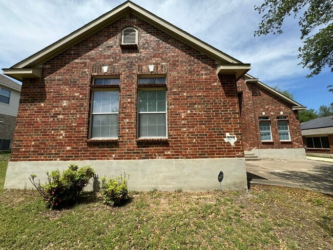 Foto del edificio - Beautiful 2 Story 4 Bdrm 2.5 Bath With a Loft