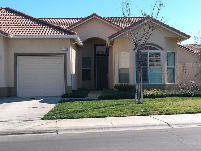 Building Photo - Beautiful 4 Bedroom and 2 Bath Home with Bonus Office Area