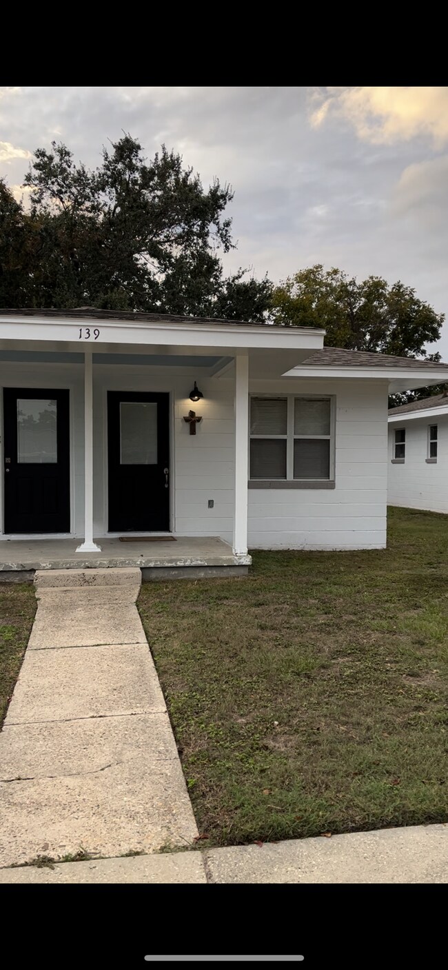 Foto del edificio - 139 Pine Grove Ave