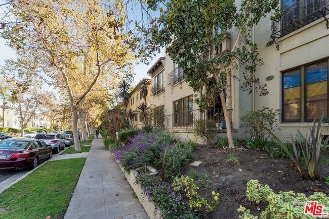 Photo - 177 N Sycamore Avenue Apartment