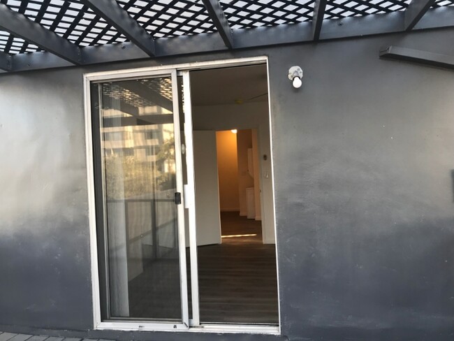 Foto del edificio - 1016 Tiverton Ave