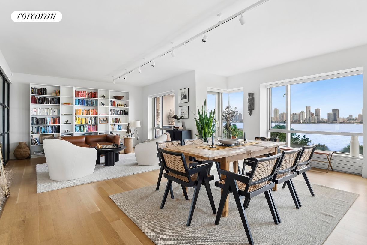 Foto principal - 374 W 11th St