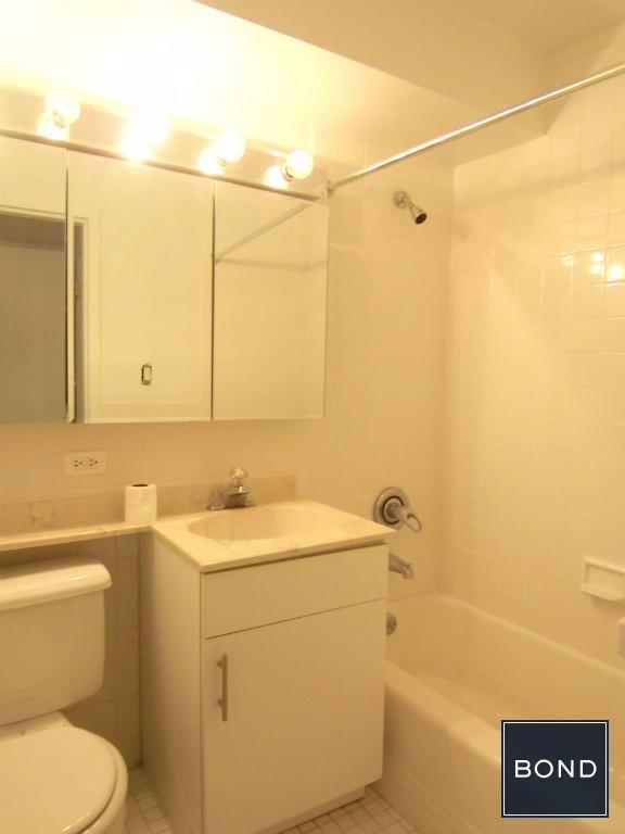 Building Photo - 204 E 77th St