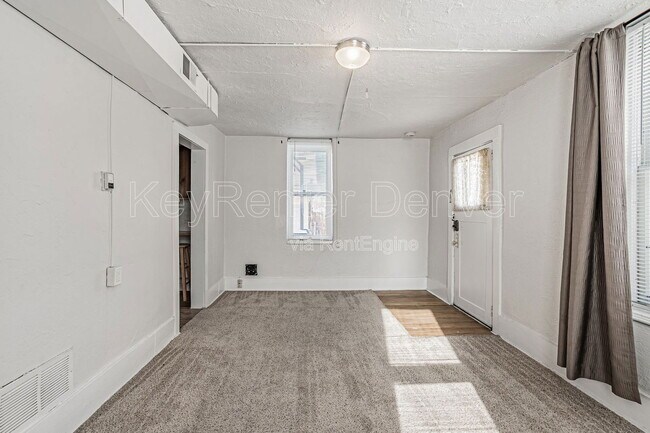 Foto del edificio - 2033 1/2 Clayton Street