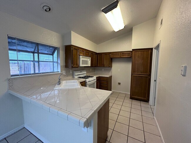 Building Photo - HALF OFF ONE MONTH RENT IF APPROVED AND MO...