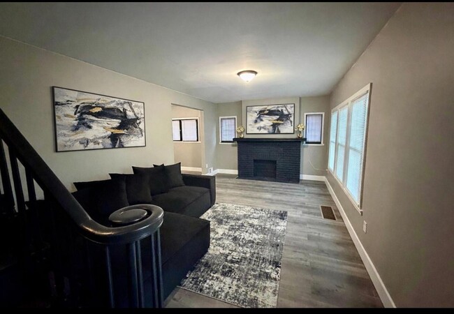 Building Photo - 12763 Cloverlawn Ave