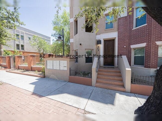 Photo - 563 W 6th St Townhome