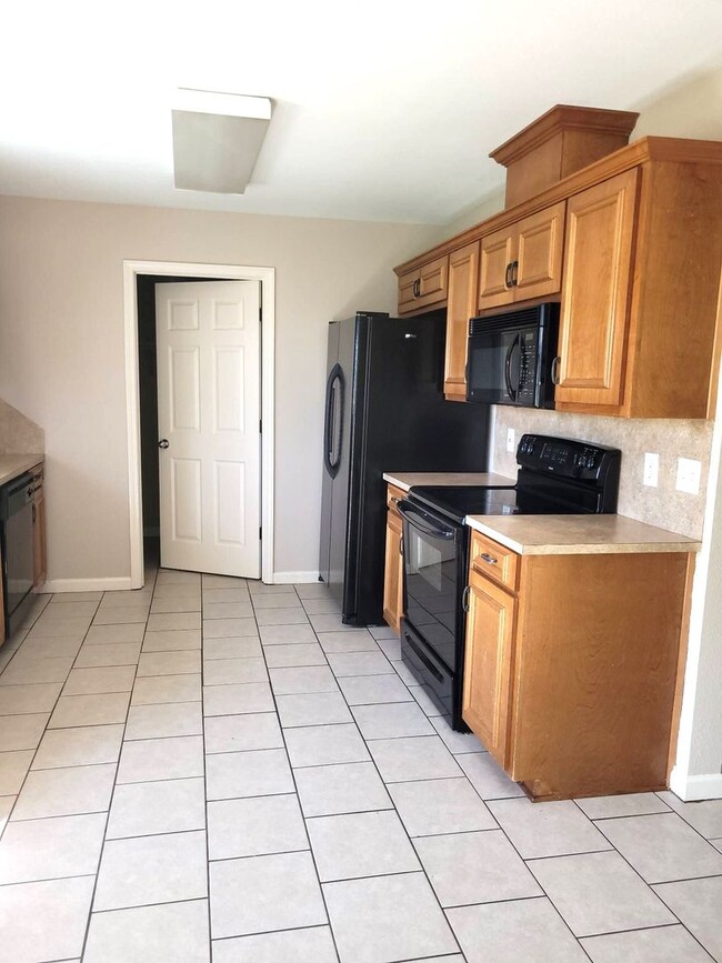 Building Photo - 3 bedroom/ 2 Bath.... Move In Ready!!!!