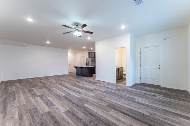 Building Photo - 4/4.5 Townhome!!