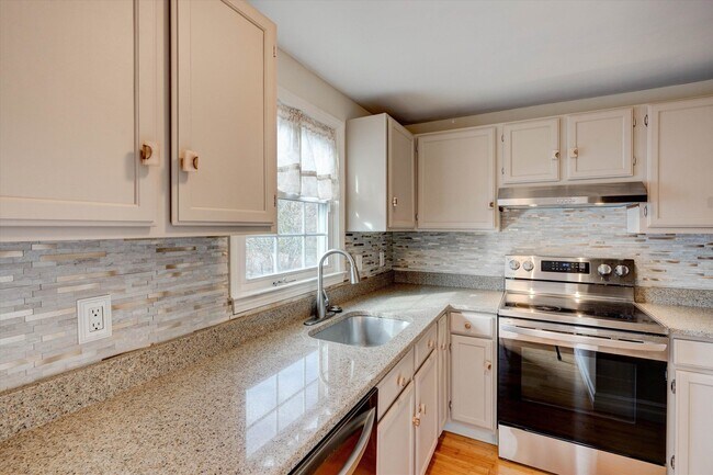 Foto del edificio - 50 Edward J Roy Dr