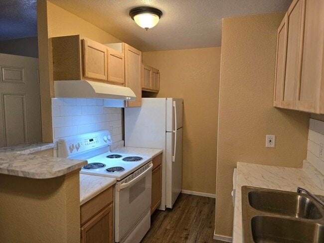 Building Photo - Centrally located downstairs unit