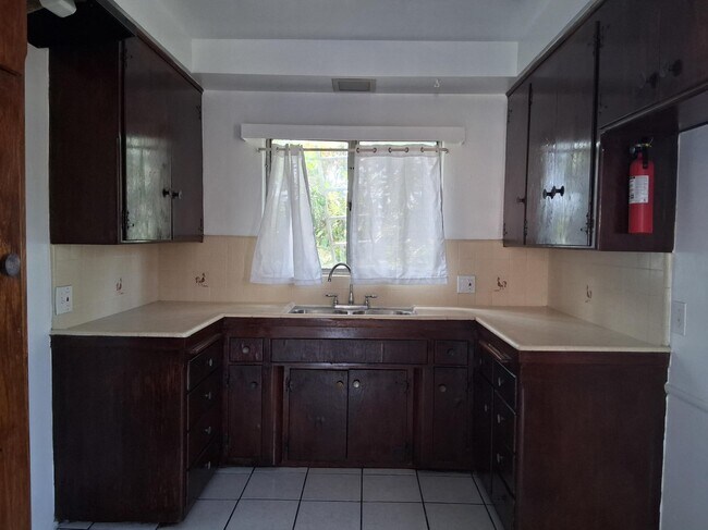 Foto del edificio - 418 E Tamarack Ave