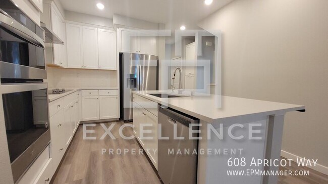 Foto del edificio - 3 Story 3/3 Townhouse, 2 Car Tandem Garage...