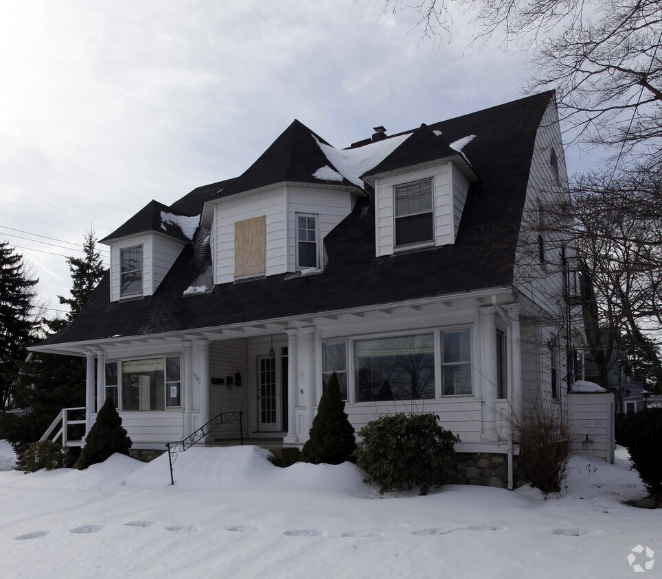 Building Photo - 1283 Narragansett Blvd