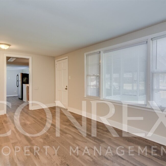 Building Photo - Charming Three Bedroom